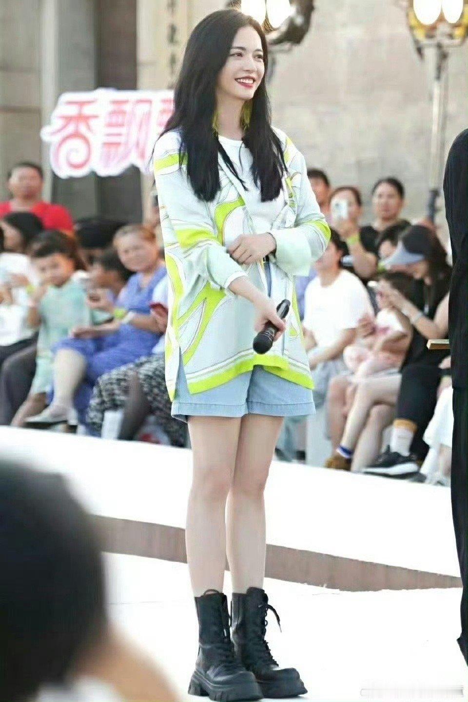 #姚晨30分钟爆改村民# 在《#花儿绽放#》里姚晨帮村民化妆，挑选契合村民姐姐着