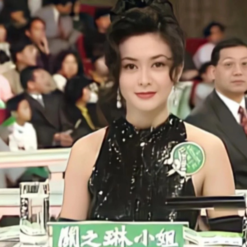 这评委是去砸场子的吧21岁钟丽缇当选冠军时的评委是30岁关之琳啊 ​​​