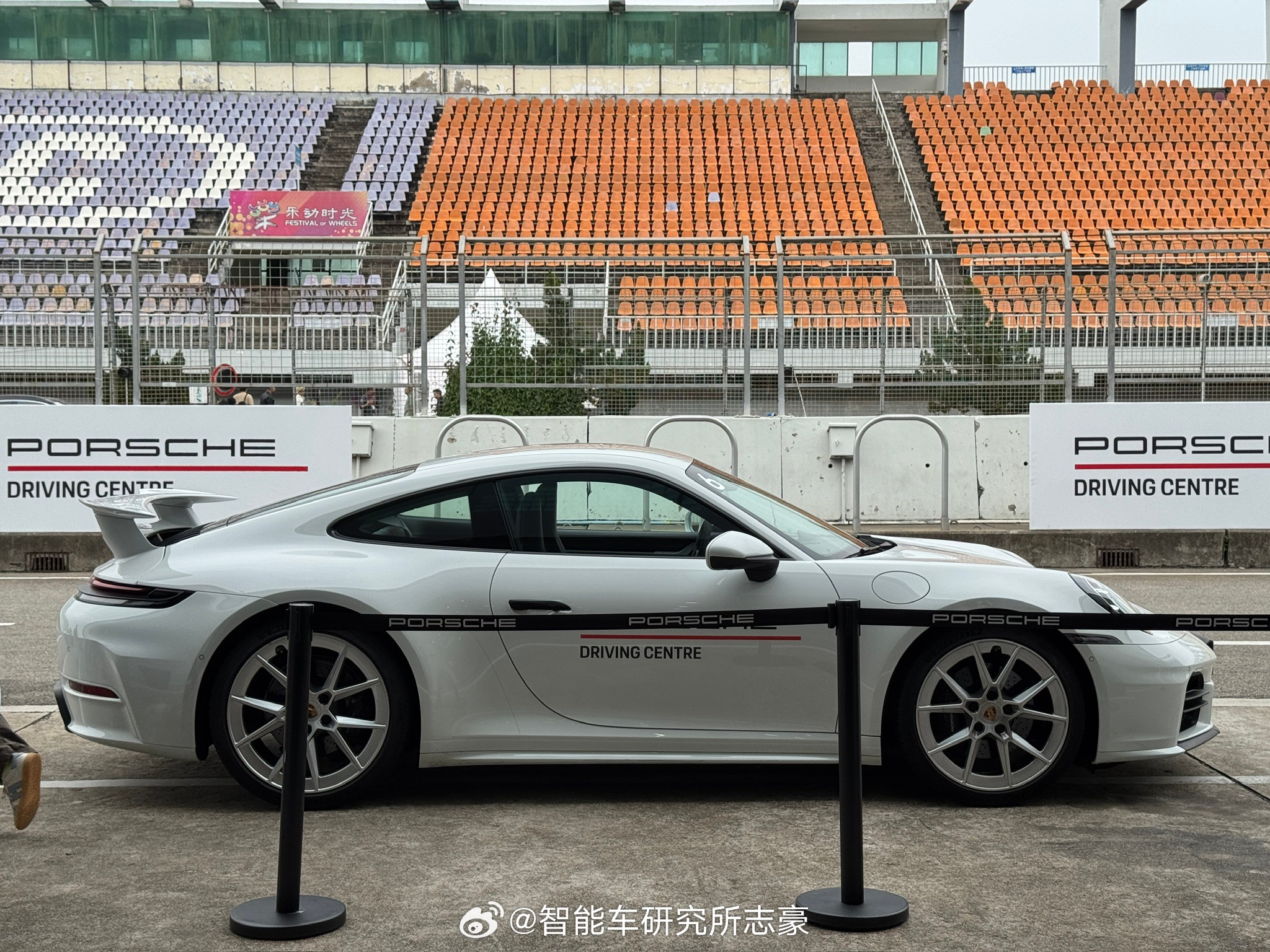 这大尾翼，大轮毂，不凑近看尾标，都不敢相信：竟然只是卡雷拉，然后就没然后了？这是