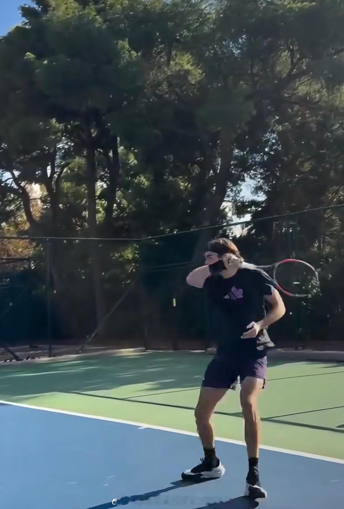 西西帕斯换球拍了？换成ps了？ 