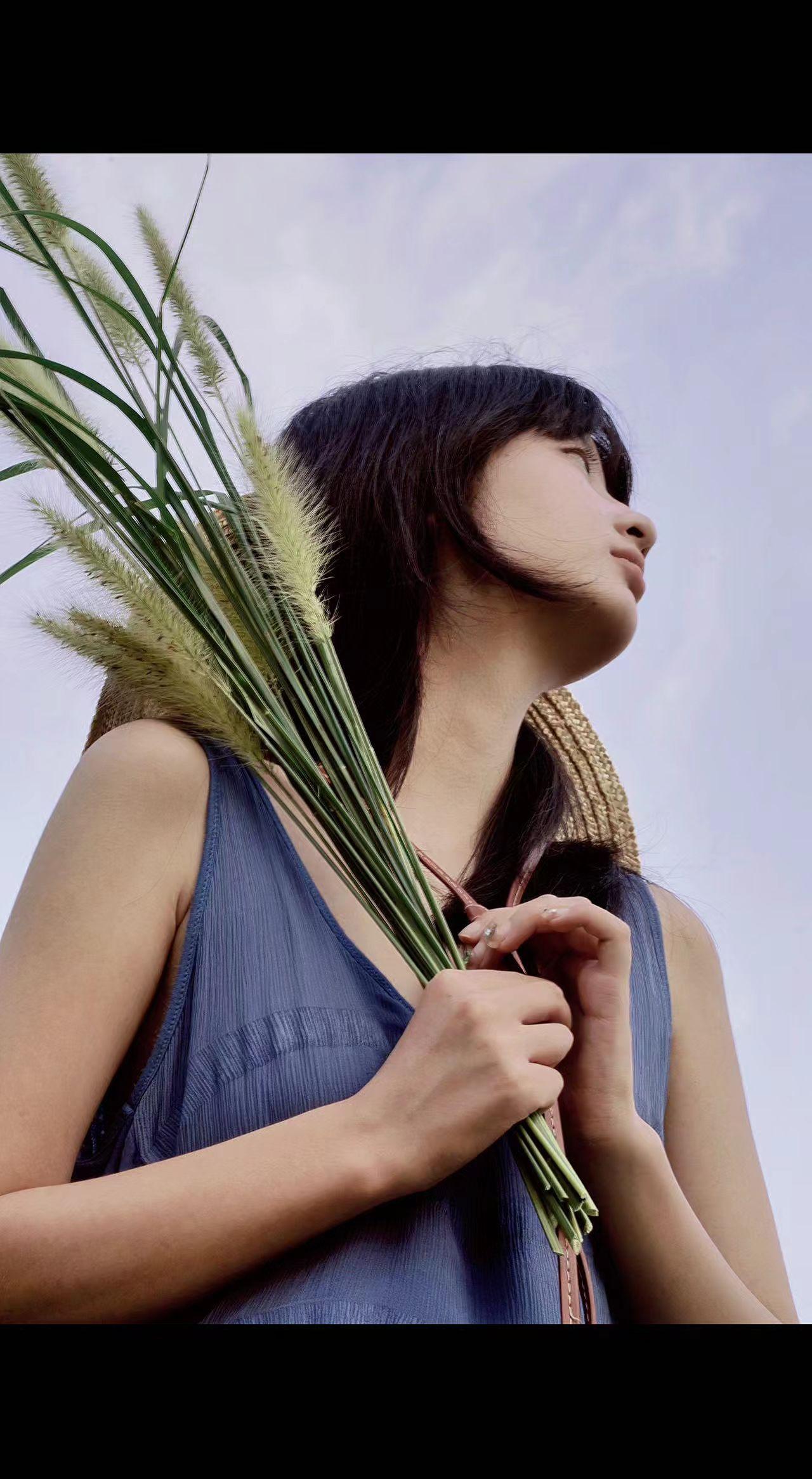 🌾草帽别着风的形状，狗尾草在掌心摇成小森林。抬头时，云正漫过夏天的肩头☁️