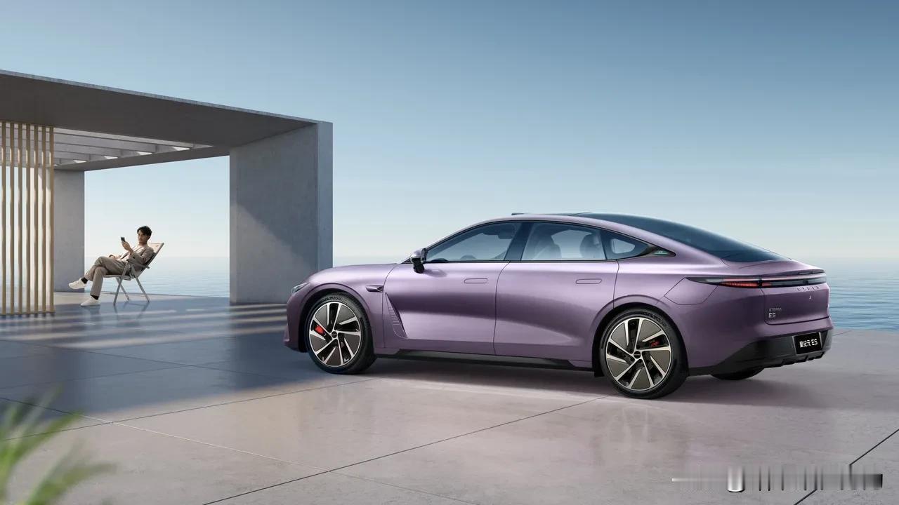 第一个让我惊掉下巴的，就是这续航能力，简直牛到没朋友！平时我上下班通勤，纯电模式