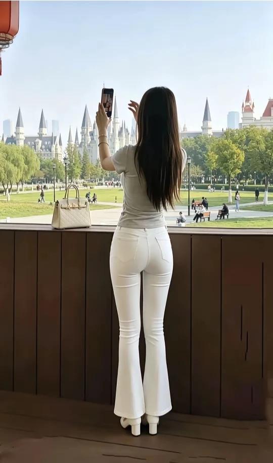 大长腿美女的背影太好看了，从对面的建筑能不能看出这是什么地方吗？