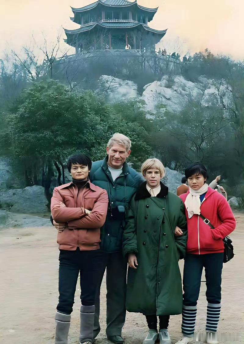 1984年，马云19岁时陪澳洲客人游西湖。看马云衣着，这也不像是普通家庭啊？