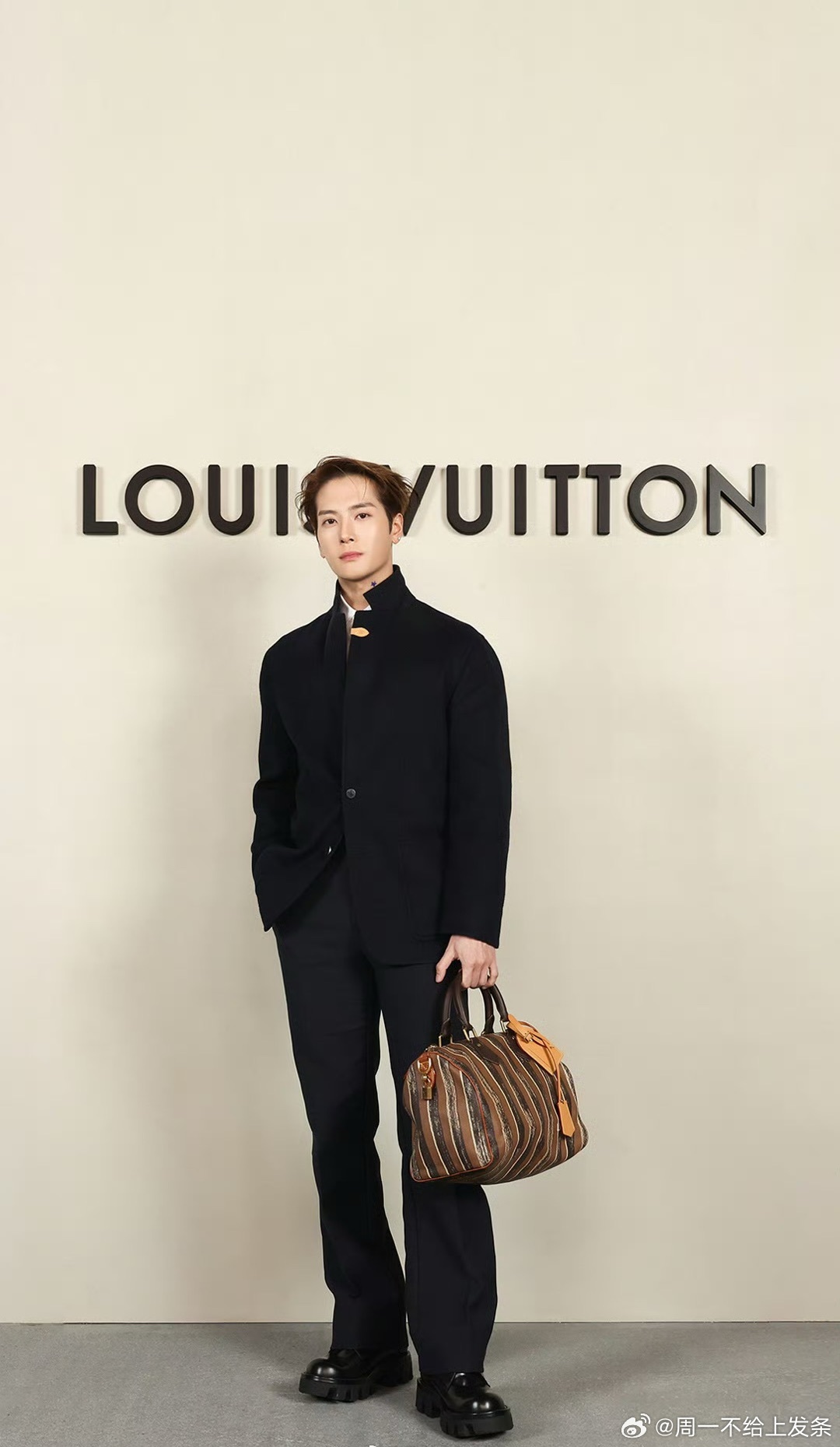 王嘉尔冷感眼神 这时尚氛围感真的拉满了！AnotherMan开年刊封面正式上线！