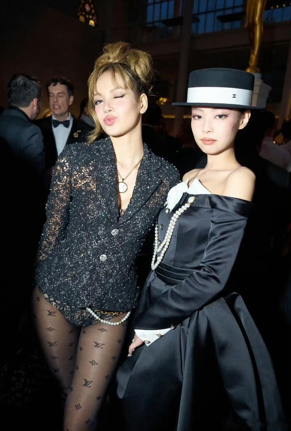 Lisa和Jennie合照Lisa与Jennie的合照堪称“神仙同框”！画面中，