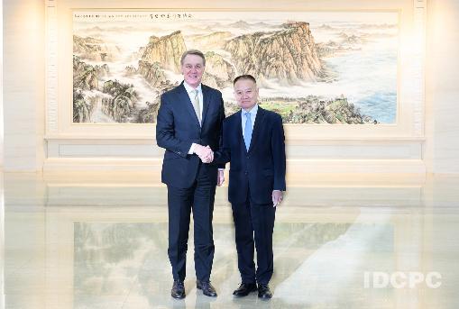 中美元首通话后，11月25日美国驻华大使庞德伟称：“世界上没有比中美关系更重要的