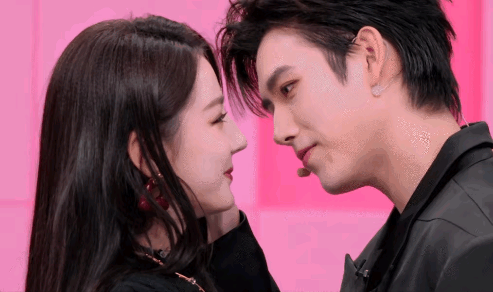 迪丽热巴和陈飞宇去《你好，星期六》宣传新剧《白日提灯》，不知道是不是CP感欠缺，