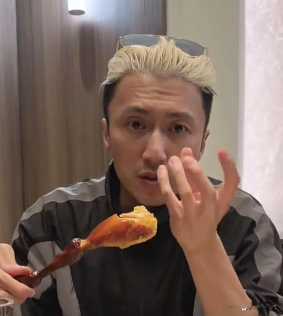 近日谢霆锋带母亲狄波拉一起在香港吃饭，狄波拉面容憔悴脸色苍白，谢霆锋眼窝深陷，抬
