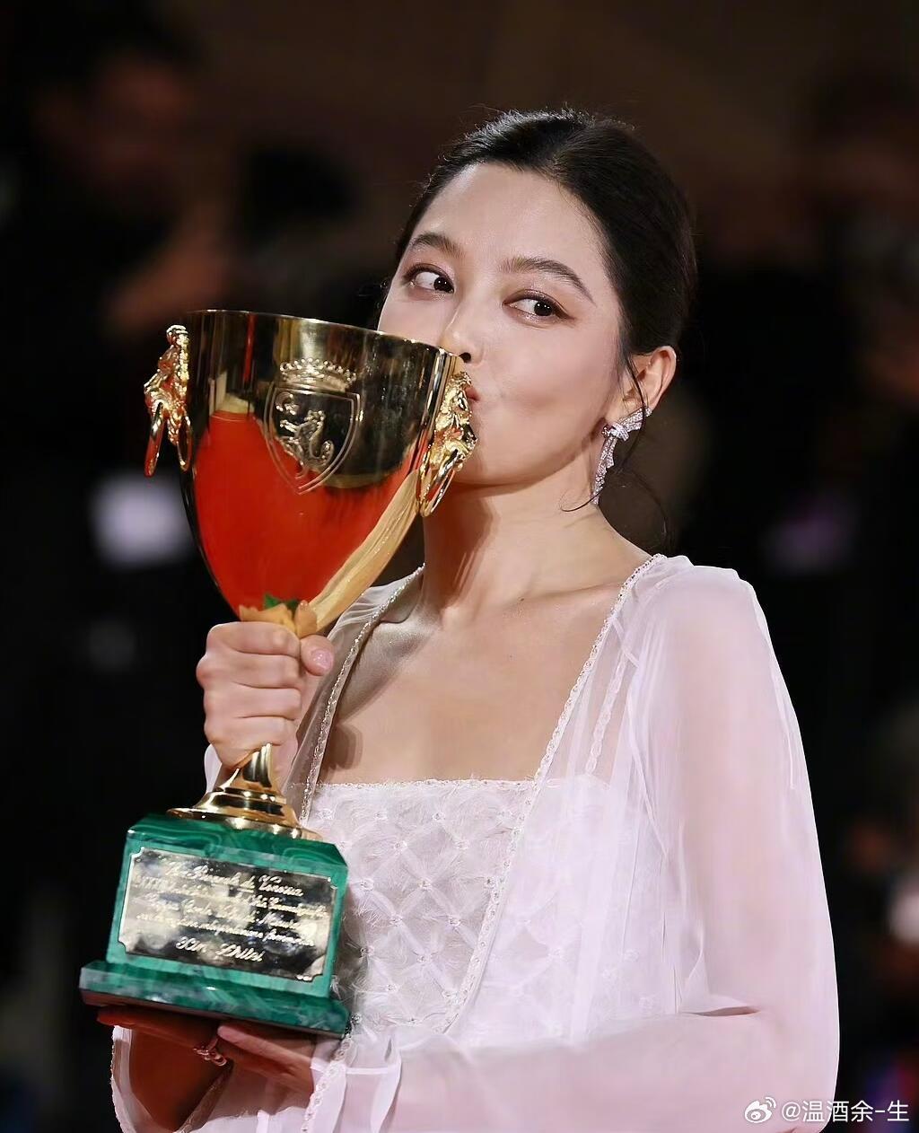 辛芷蕾拿奖对华语影坛的意义 家人们，谁懂辛芷蕾拿威尼斯影后的含金量！她可是华语影