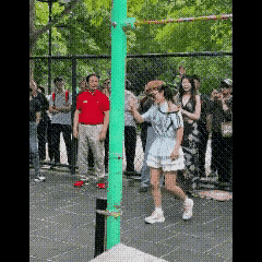 人不可貌相，海水不可斗量，画面中这个玩单杠的女子，乍一看，没有啥实力，就像是哗众