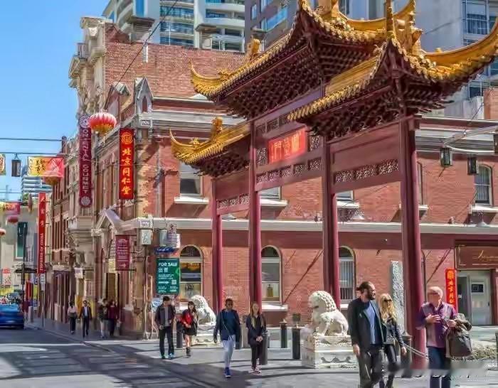 新加坡政府6月6号那天干了件事。他们援引那个《网络犯罪危害法令》，让YouTub