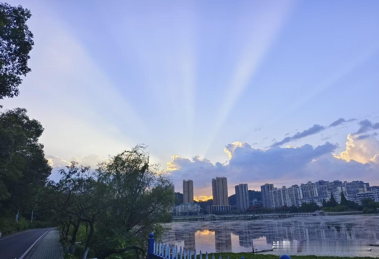 五年期存单回归，别误读为利率将要上行。

不少人看到国有大行重启五年期大额存单，