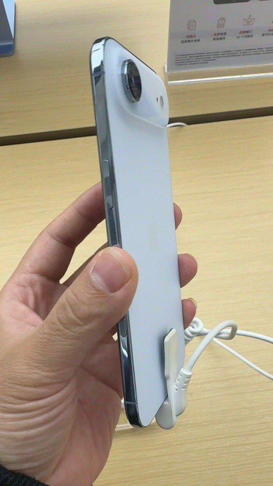 实测iPhoneAir续航续航不知道，但是真的薄…… ​​​
