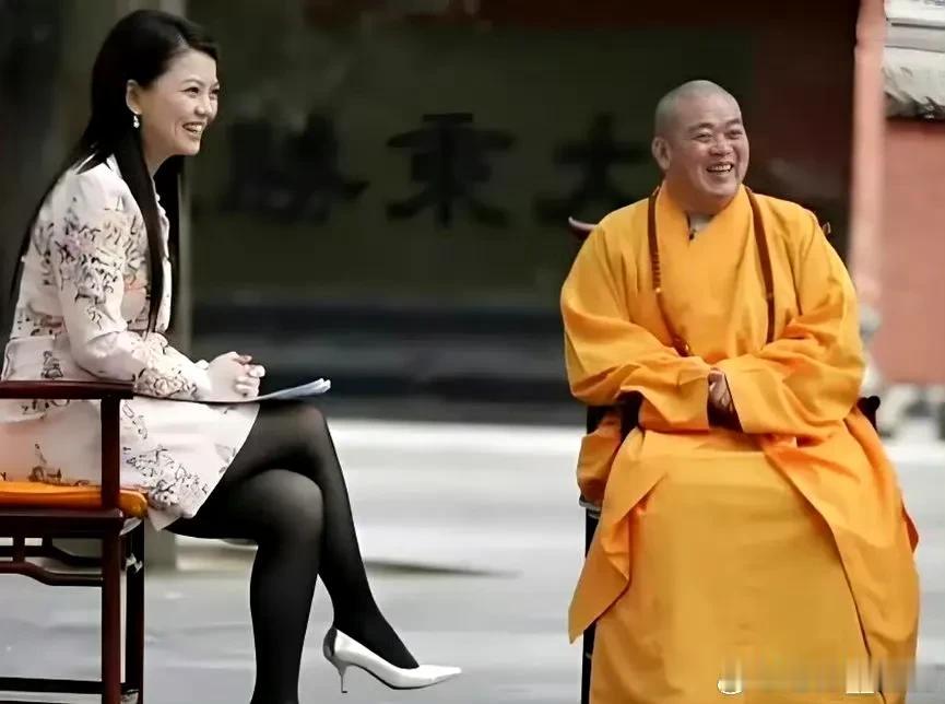 李湘当年采访释永信的照片，也不知如今李湘再看会是何种心情。
彼时，李湘身形苗条，