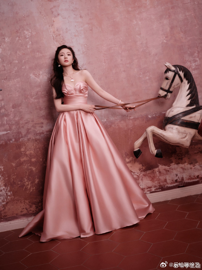 李兰迪粉色蓬蓬裙 绝对就已经拿捏住我的眼球了呀，咱就是说李兰迪粉色蓬蓬裙，太好看