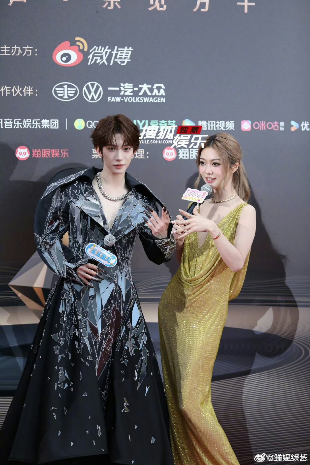 薛凯琪刘宇 对我眼睛很好 刘宇的造型帅得让人移不开眼，深V设计搭配亮片元素，时尚
