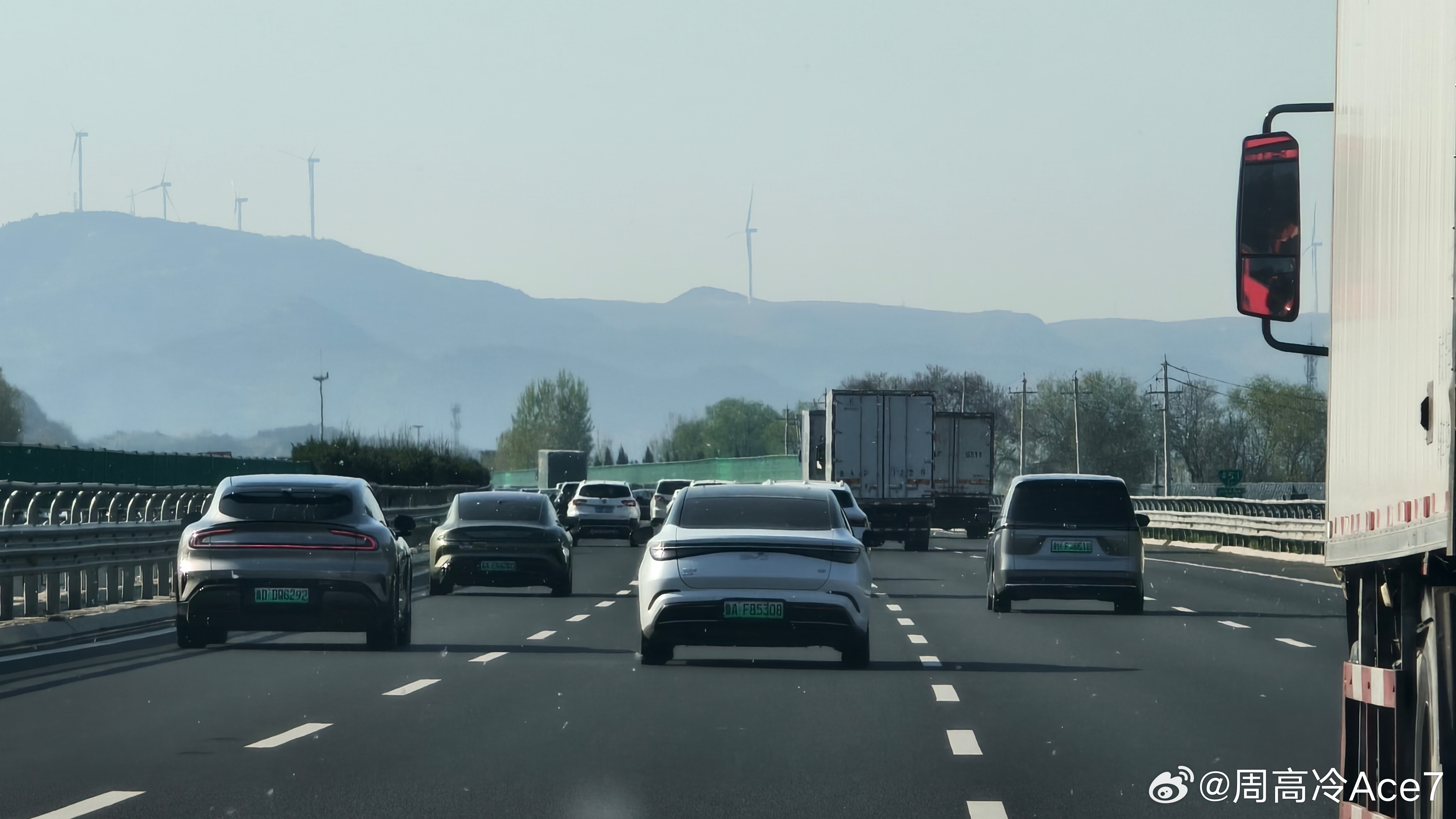 假期第一天，高速上明显感觉纯电和混动比之前假期多了好多 济南