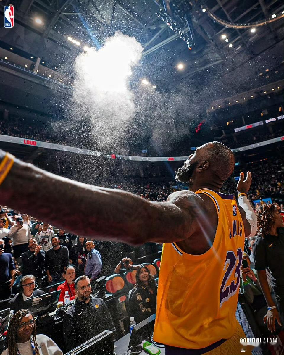 多次勉强垃圾时间刷上十分，17中4苦苦挣扎，詹姆斯真的不在乎得分吗？ 