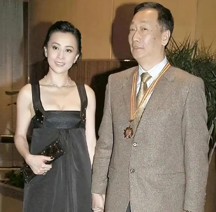 早年郭台铭行事极为高调，曾当着港台众多媒体的面十指紧扣牵着刘嘉玲走红毯，还经常用