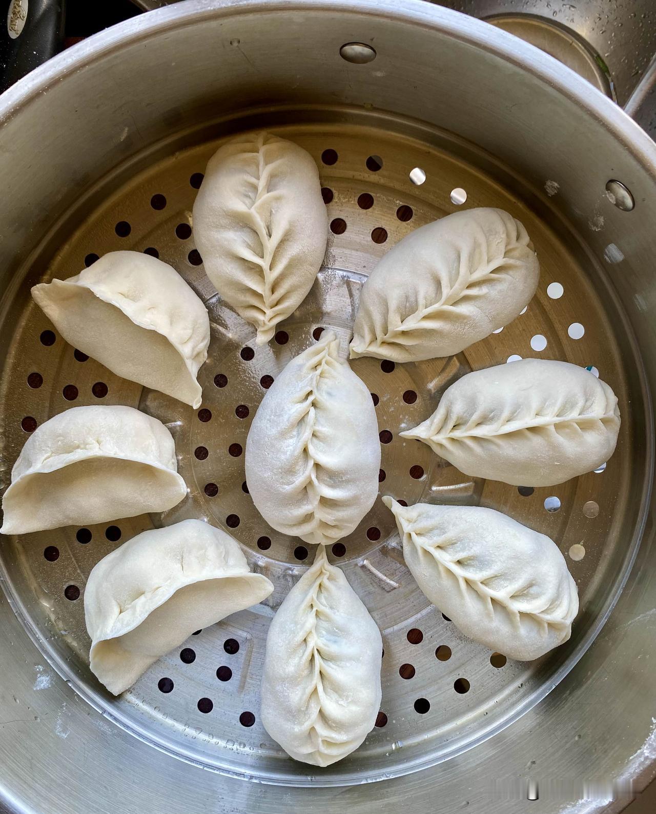 昨天晚上，我包了一锅山麻楂海麻线烫面包子，这东西南方和内地朋友们应该没有吃过。昨