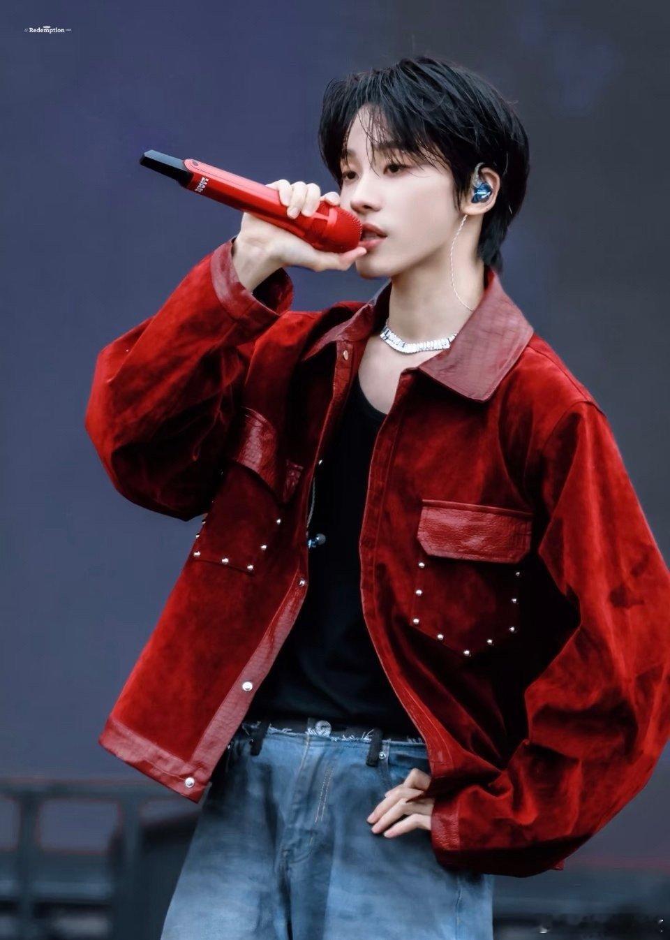 马韬连淮伟 我和老板在芒果台打拼芒果台的灯光里，藏着两代追光者的倔强。连淮伟以踏