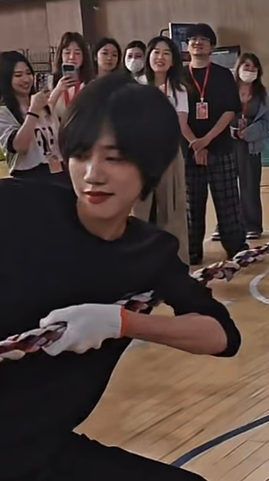 小美轻松绷住。。。 
