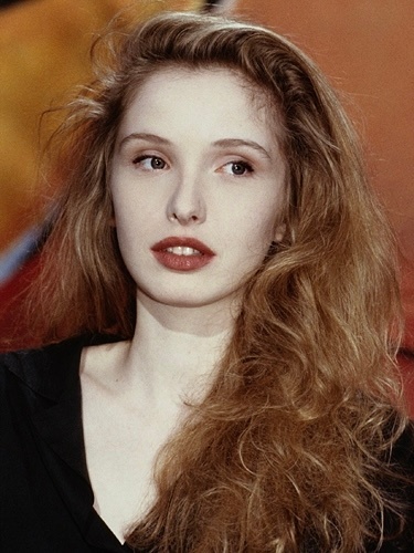 1990年，摄影师安妮·莱博维茨镜头下的朱莉·德尔佩。