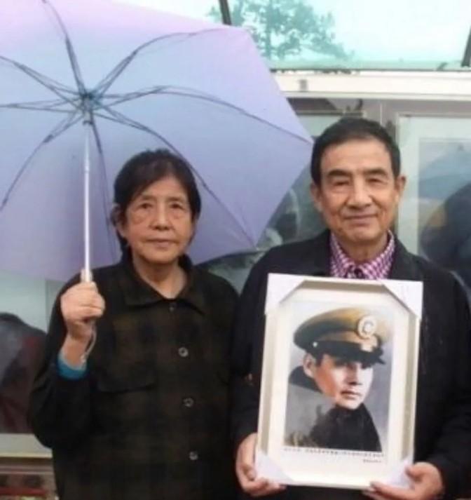 照片中的男人，名叫张居礼，是张灵甫长子，他是张灵甫的结发妻子邢凤英所生。

张居