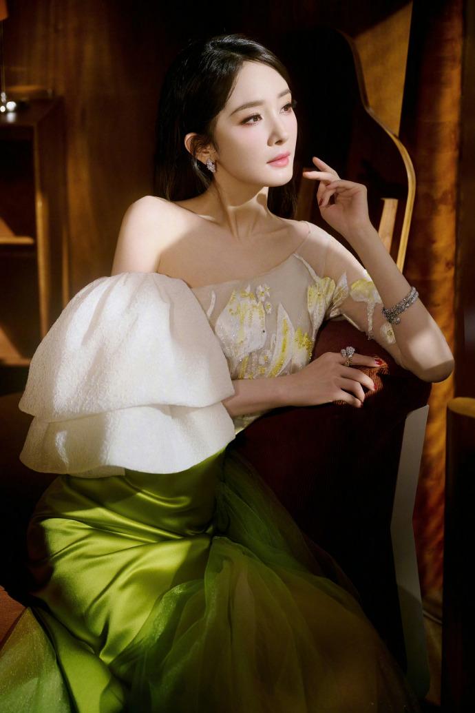 杨幂贵气拉满，每次亮相都能带来惊喜。这次两大高珠的点缀，更是让她脱颖而出，再次证