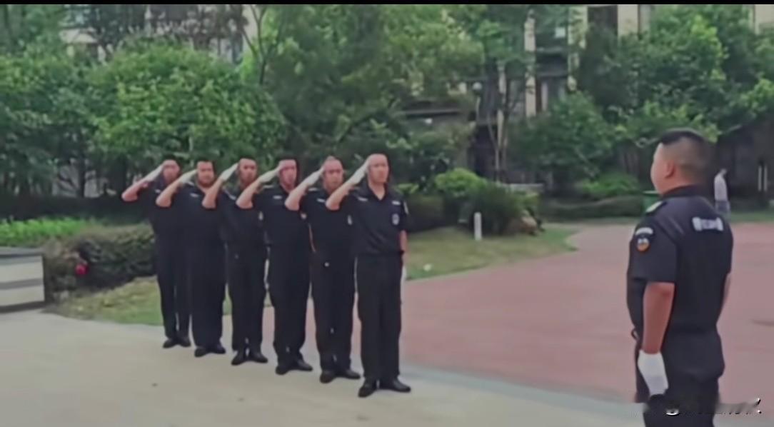 当了十几年老兵，今天就说几句掏心窝子的实在话。
 
战友们退伍去参加特警岗前培训