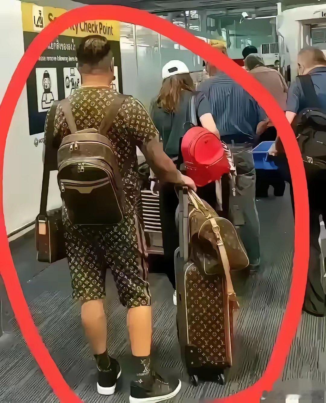 你可以怀疑他的品味，但不能否认他有钱！ ​​​