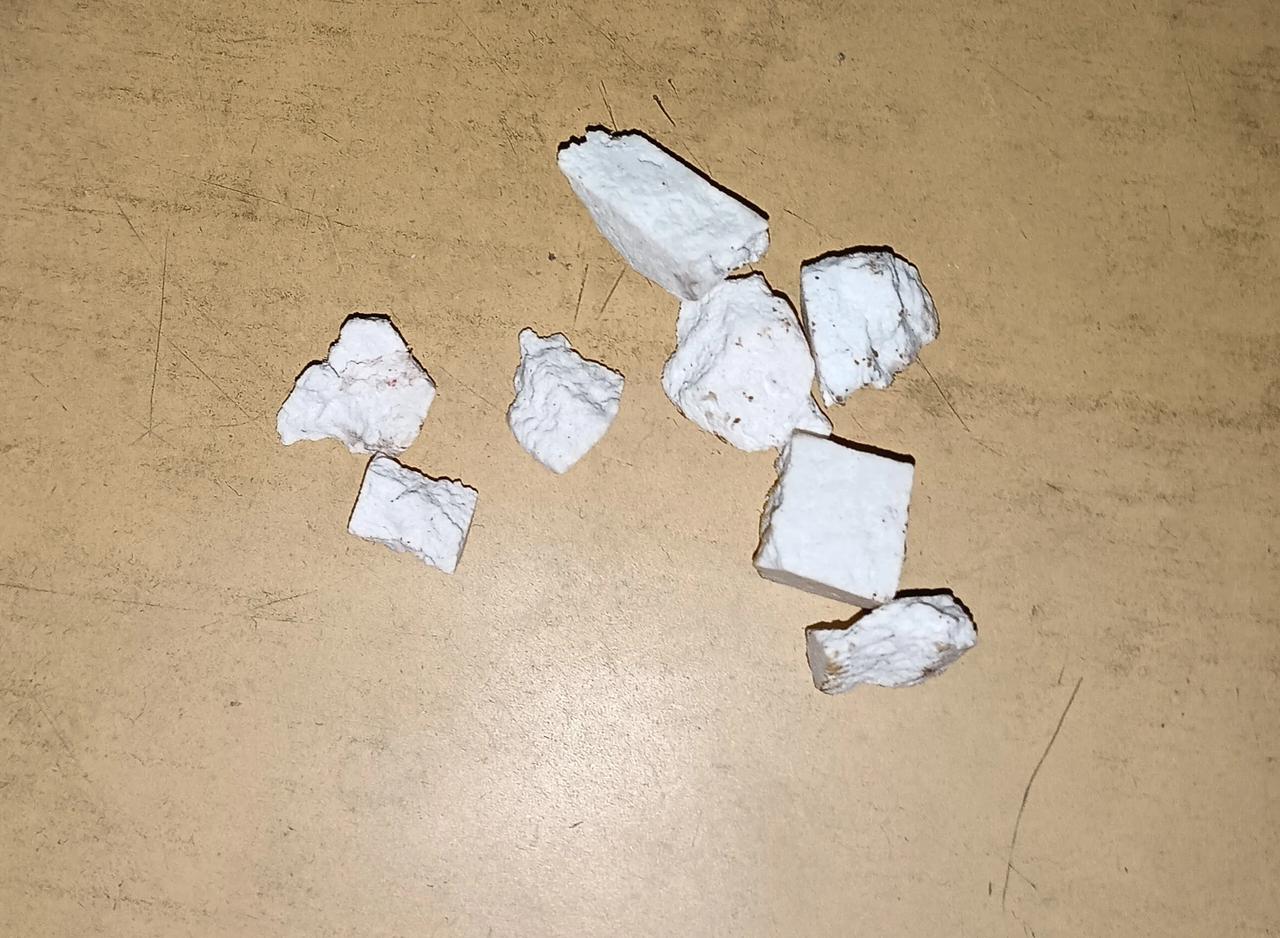 昨天买了几副中药，回到家之后发现里面的茯苓用手搓起来一点粉粉的，用手掰还容易碎，