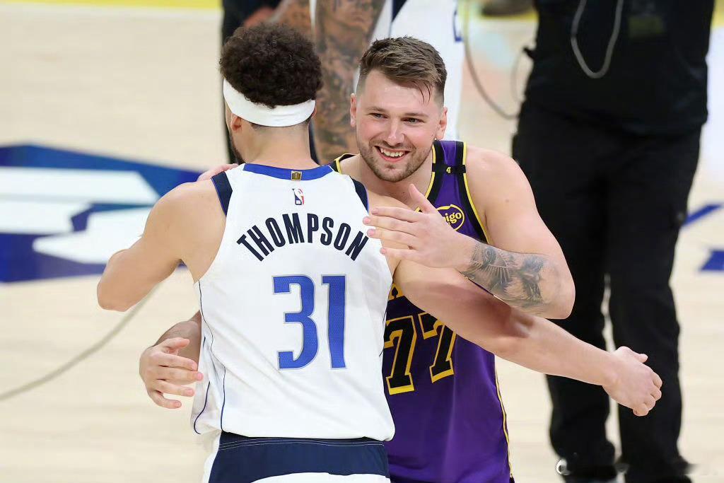 据报道，4月10日独行侠主场对阵湖人的最低门票已涨至1090美元。独行侠前一场比