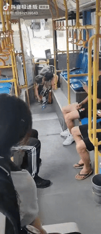 大姐包里装狗，惹乘客不满，对此你怎么看？吗