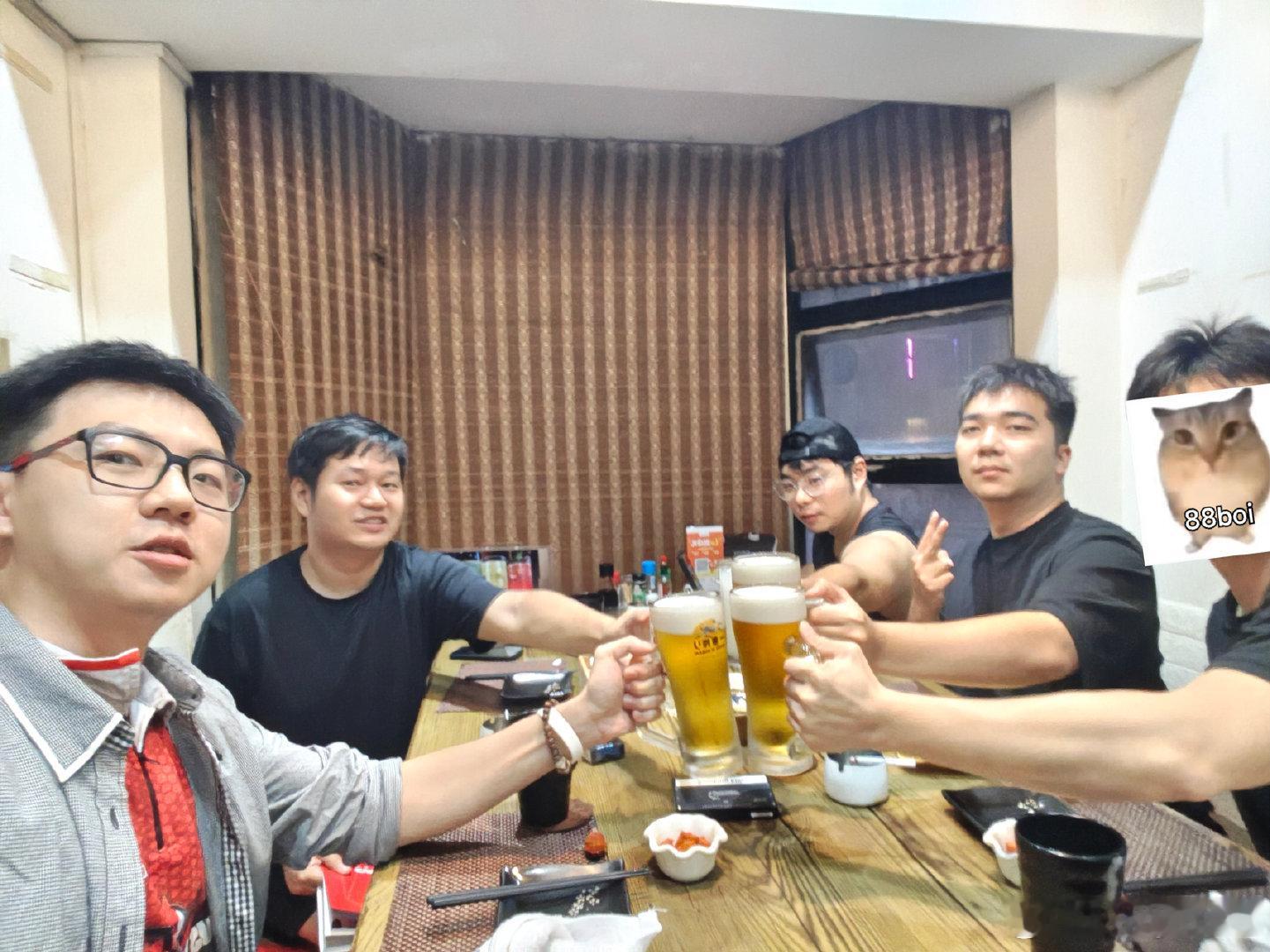 和兄弟们一起喝酒来结束这个周末 