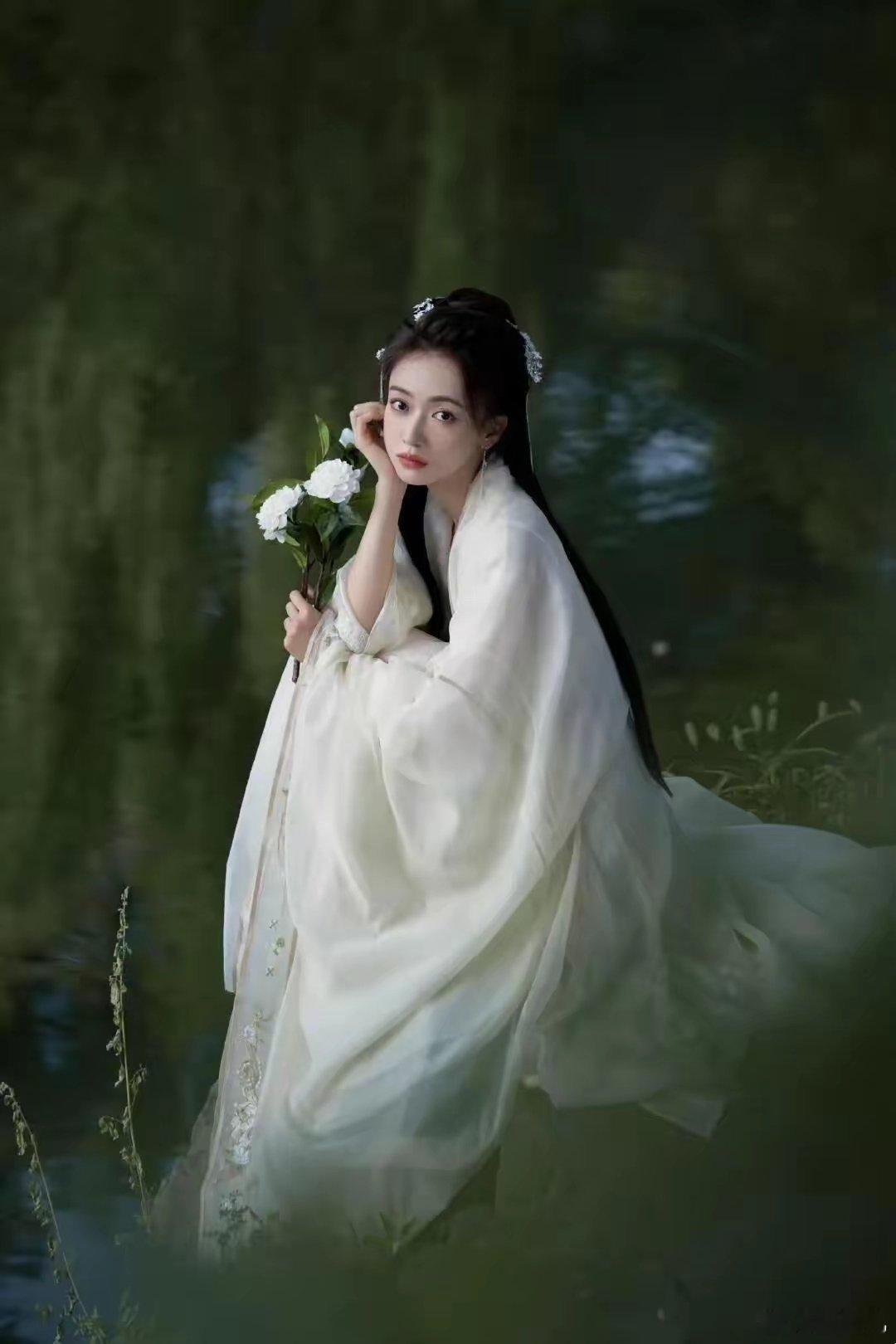 于正当时神雕侠侣，当时要是吴谨言演小龙女，不知道会是什么样，应该会挺好看的。[笑