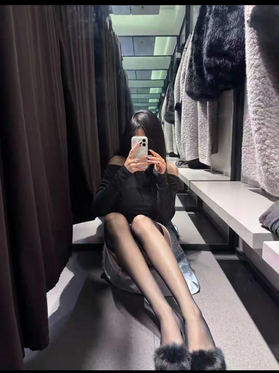 不知道这位美女是在舞台幕后还是布匹窗帘店里，一双大长腿确实很养眼。