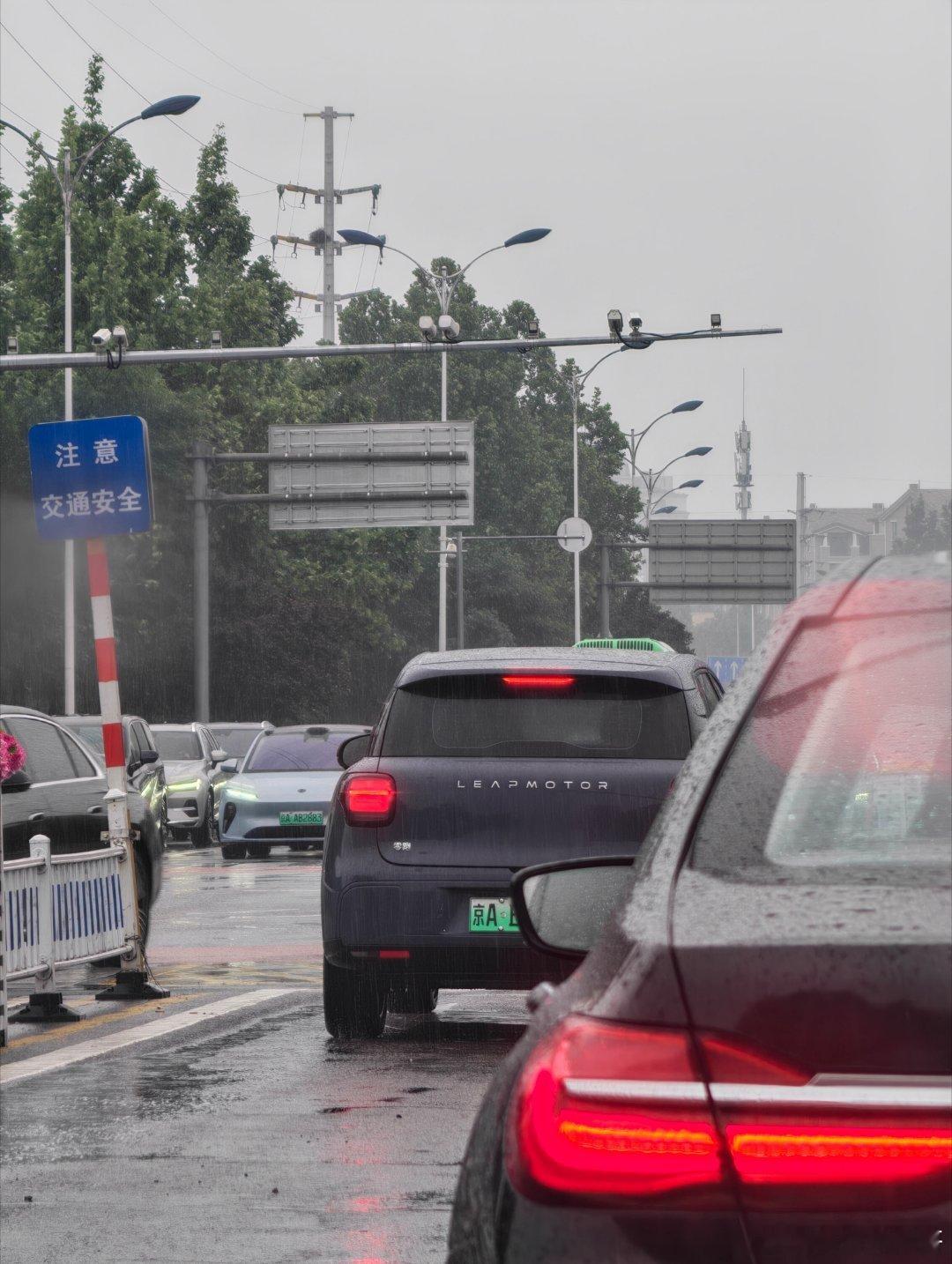 北京街头撞见一台零跑A10，看来零跑这波交付是真快，路上都开始跑了～ 街头偶遇 