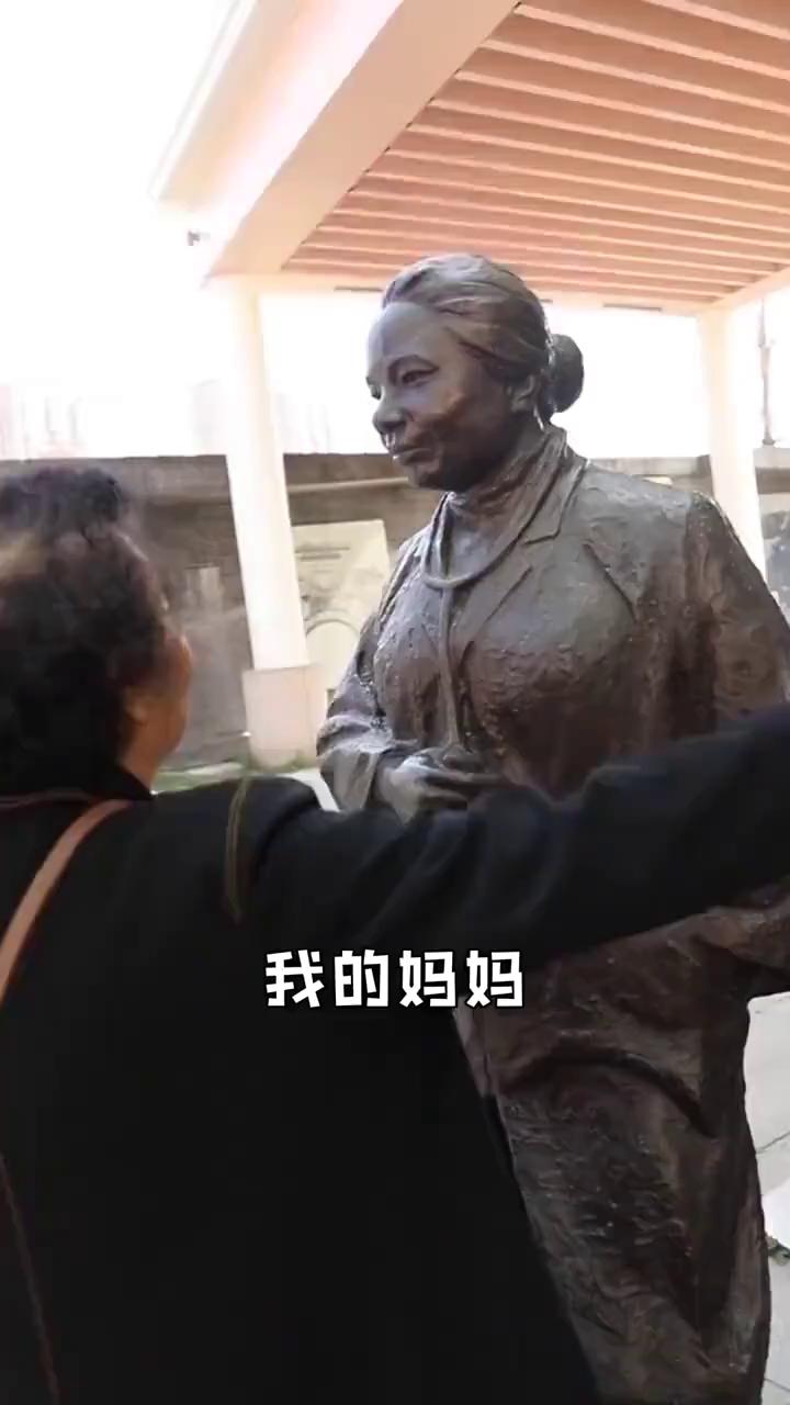 我的妈妈。
重游华西，拥抱母亲乐以成。
看，我妈的照片在哪儿？我妈是这儿的祖师爷