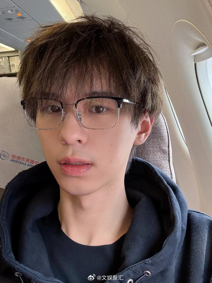 何浩楠半框眼镜look  何浩楠让帅哥来试试是怎么个事儿  看何浩楠的半框眼镜l