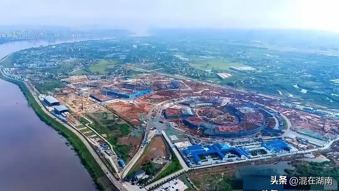 最近去长沙溜达了一圈，发现长沙奥体中心建设进度那叫一个快！之前路过的时候还只是个