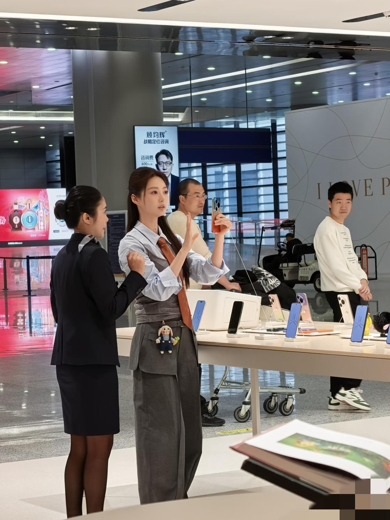 近日，东方卫视主持人冯琳独自到上海华为专卖店抢购新手机，就一个人没带别人，穿着打