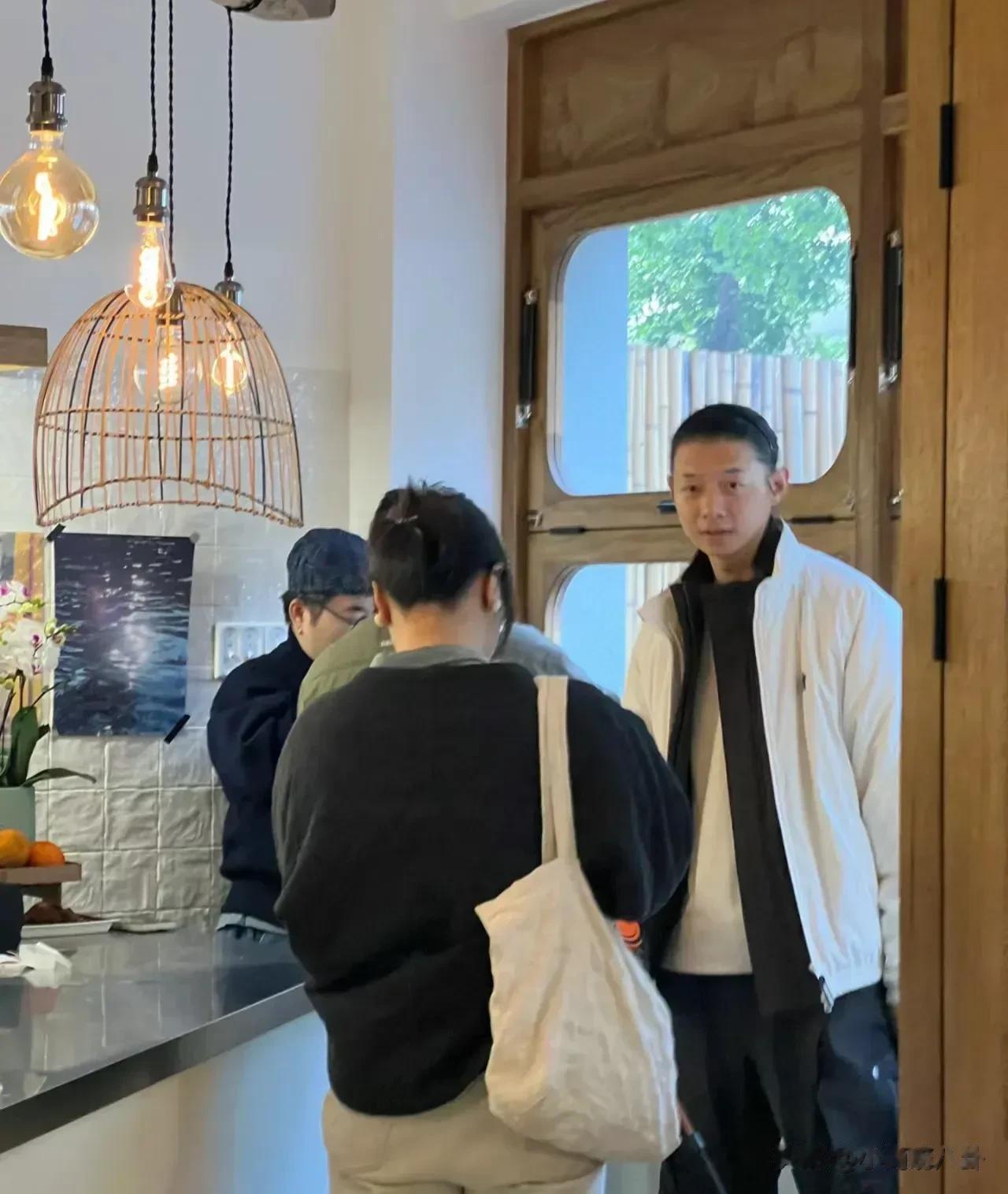 褪去了明星光环的霍尊其实长得也就那样，除了个子高一点罢了。