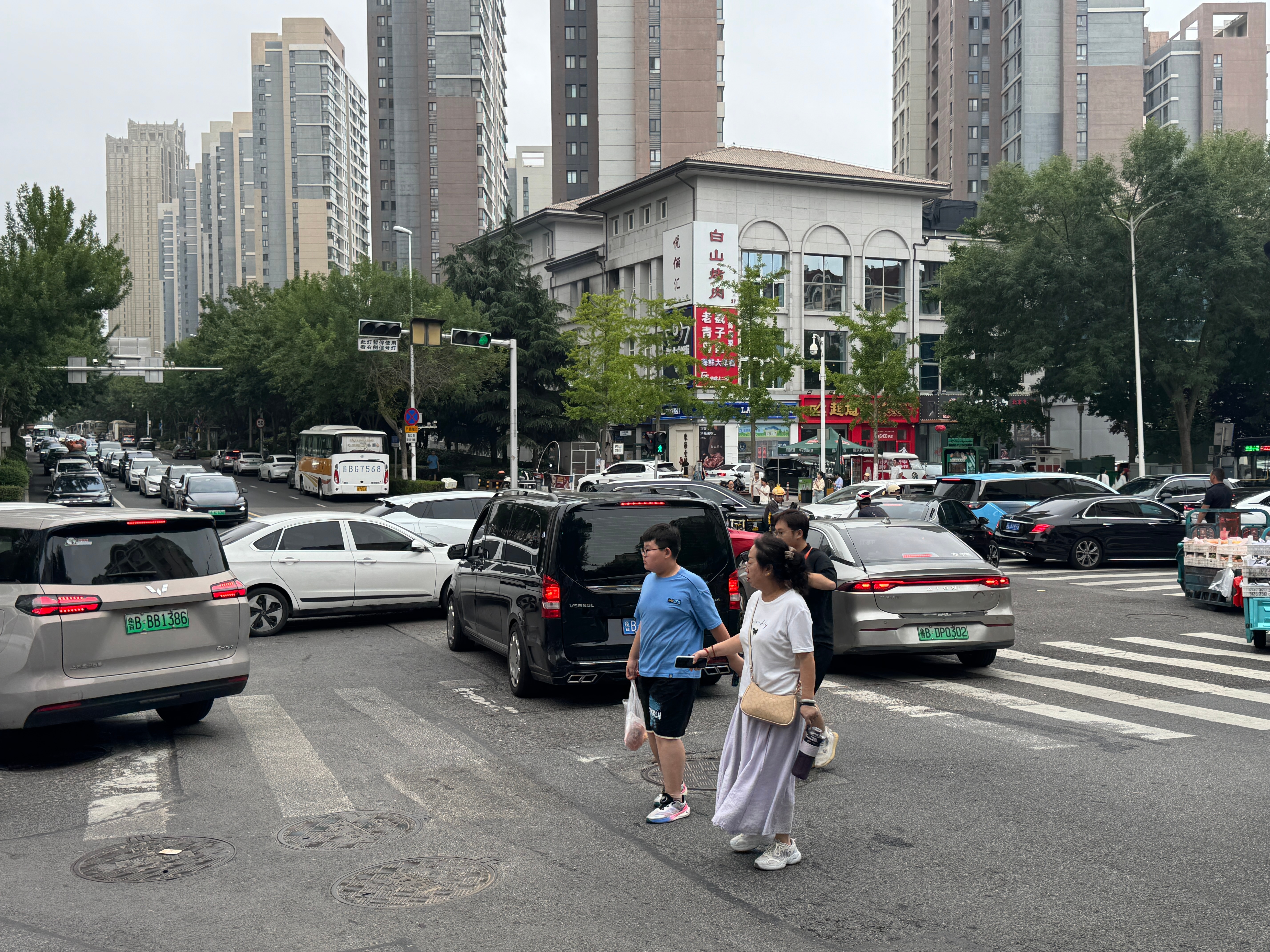 旅游旺季、节假日、景区，三个因素叠加，十字路口堵成狗，各种乱象。在路口站了10分
