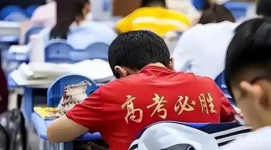 女孩考完数学自信估分149到150未来数学学习彻底变天！死刷一万道旧题，不如吃透