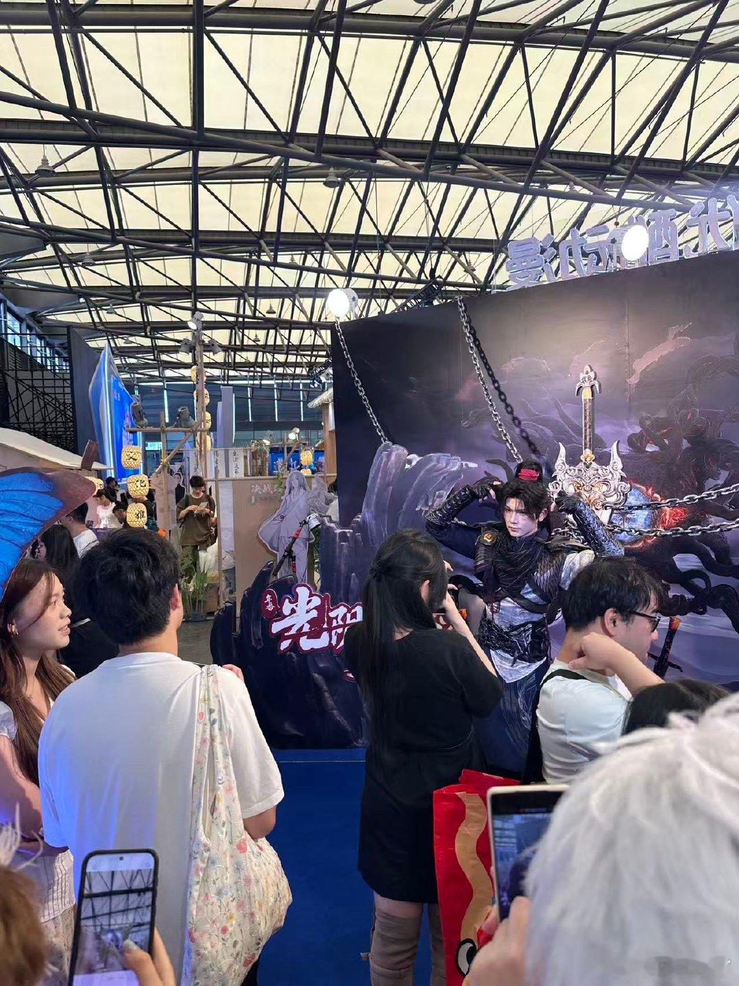 国漫饭撒还得看光阴之外 许青捕凶司造型好帅啊，紫灰色瞳色搭配制服高度还原。冷面角