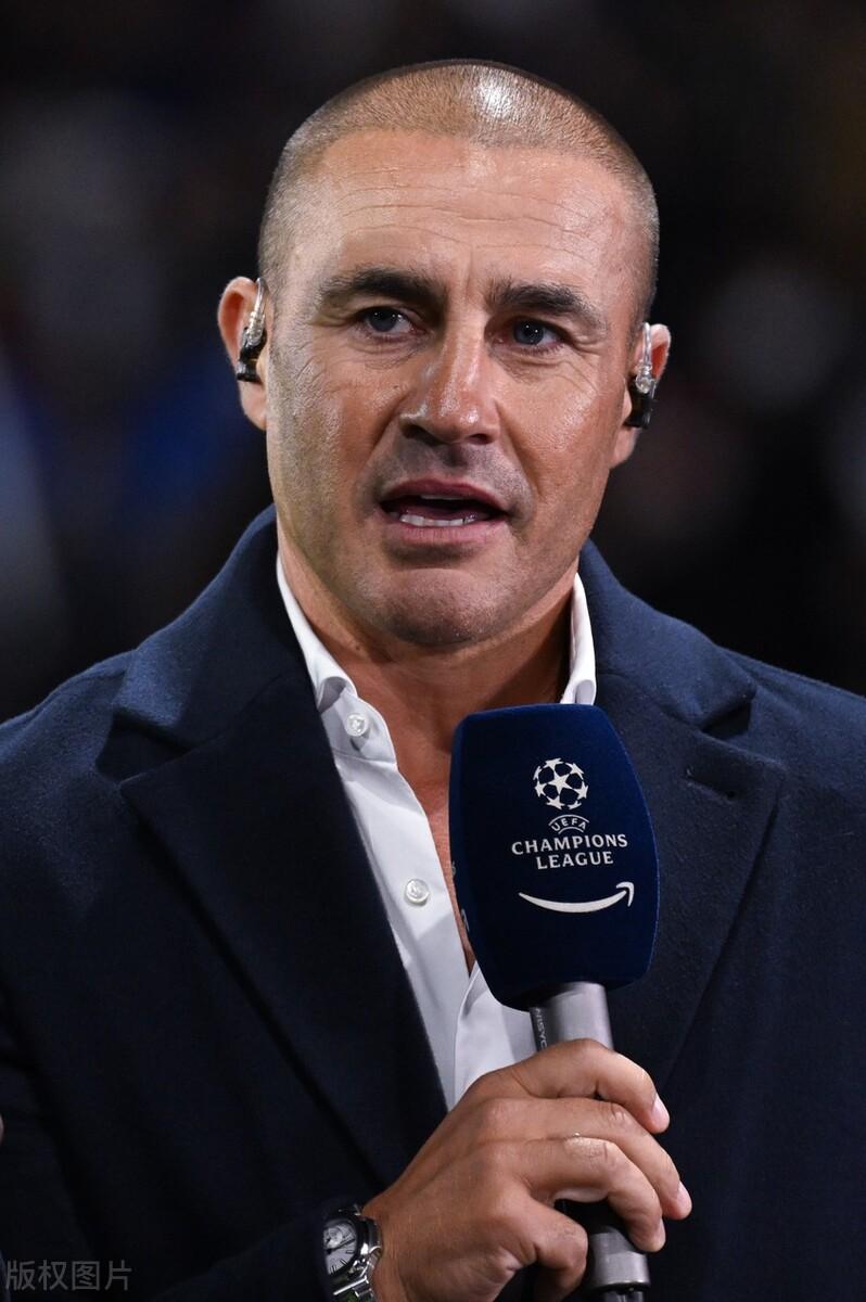 卡纳瓦罗见美女，就似赢球的是米兰，牙都快笑掉了，西多夫也不例外。[笑哭][捂脸]