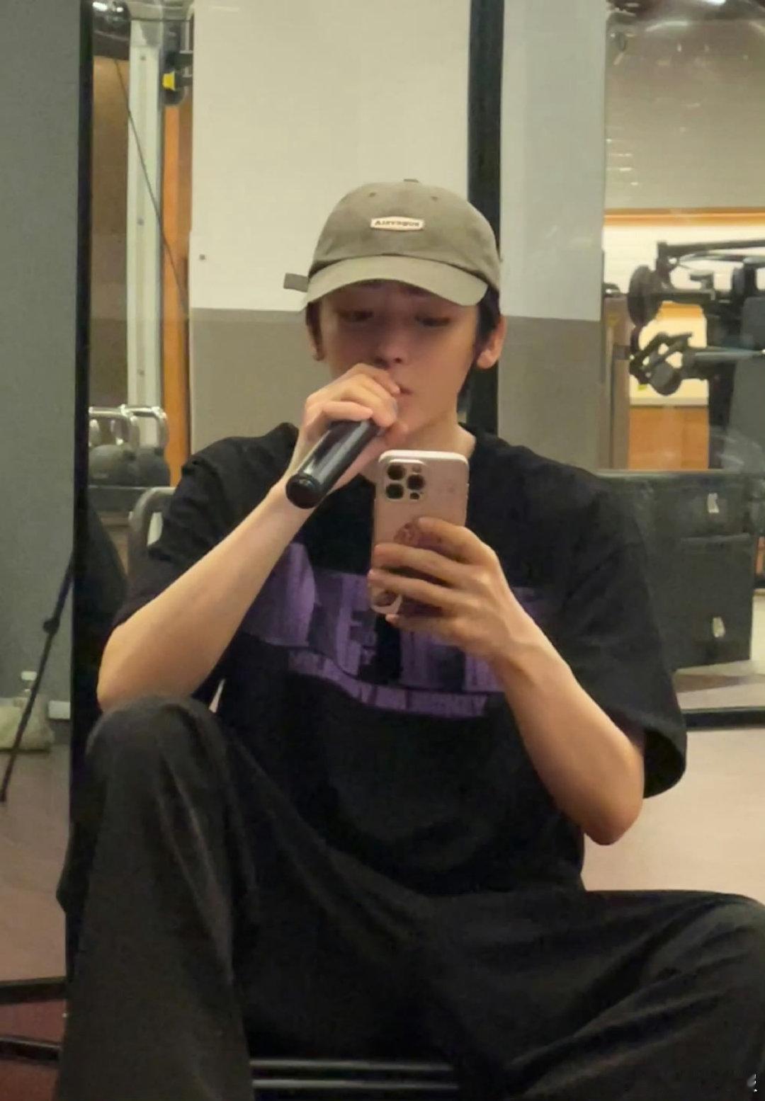 侯明昊说可以失败但不能不做为了能够拥有开口唱歌展示自己的机会他还鼓起勇气主动找到