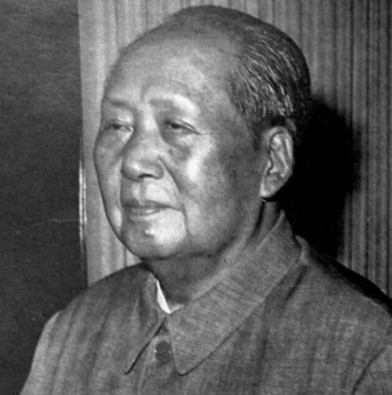 1976年1月30日，除夕夜万家团圆时刻，中南海游泳池冷冷清清，昔日指点江山的伟